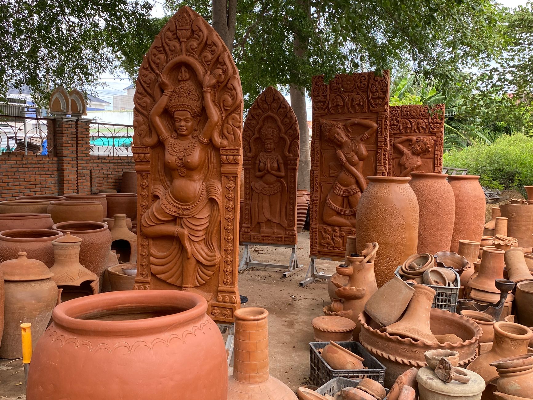 អ្នកគាំទ្រម្នាក់កំពុងកត់ត្រាលទ្ធផលភ្នាល់ និងប្រាក់ចំណេញសុទ្ធនៅក្បែរទូរទស្សន៍បង្ហាញការប្រកួត