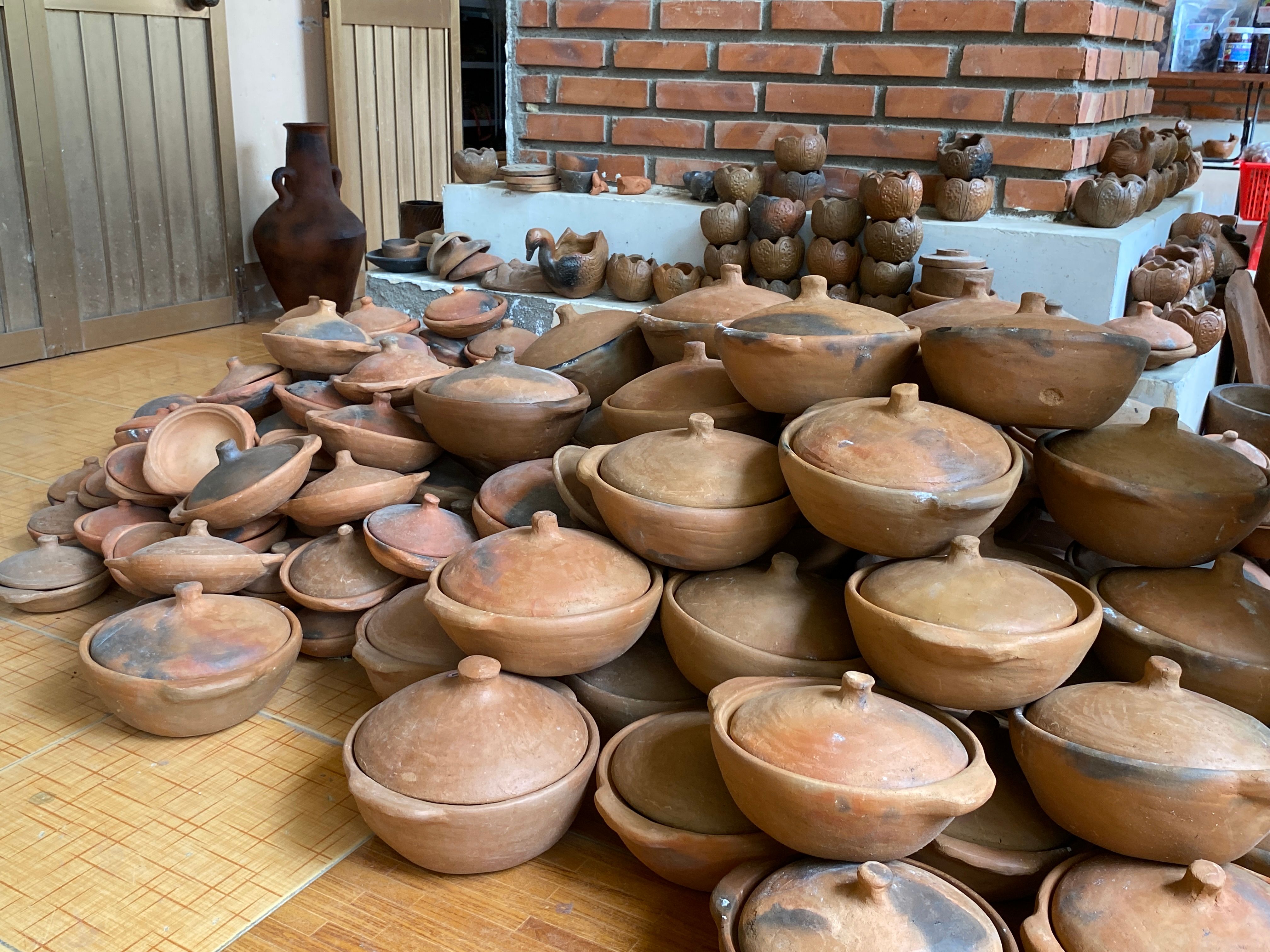 Khu chuồng nông thôn với nhiều gà trống bị buộc riêng, không khí vắng lặng và đáng ngờ