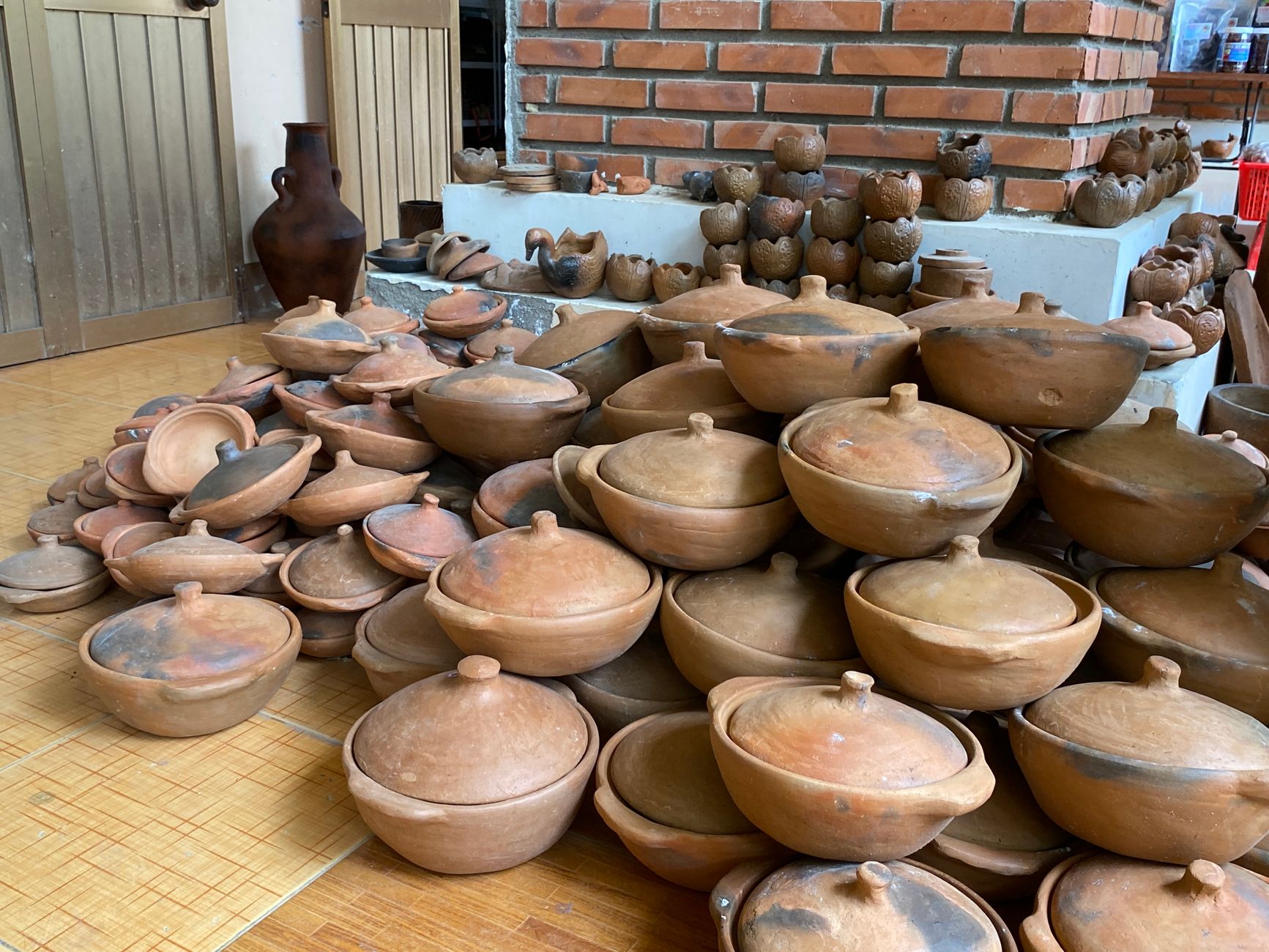 Khu chuồng nông thôn với nhiều gà trống bị buộc riêng, không khí vắng lặng và đáng ngờ