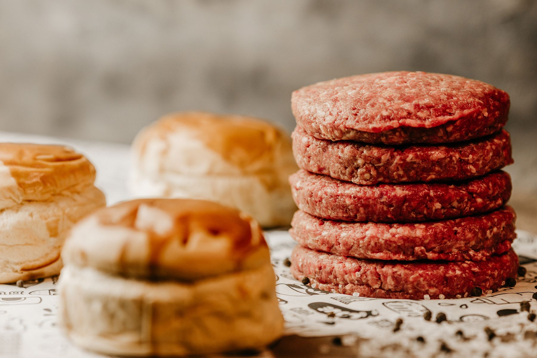 Plastik ambalajda istiflenmiş burger köfteleri