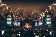 台湾节日期间，迷人的烟花照亮了佛光山佛陀博物馆的夜空