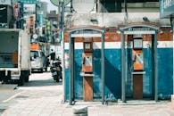 城市街道场景的特色包括老式付费电话、繁忙的交通和丰富多彩的标牌