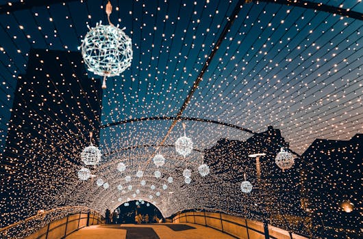 一座灯火辉煌的桥，在夜间被闪烁的弦灯装饰，营造出节日的氛围