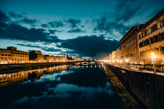 黄昏时分，佛罗伦萨运河的美丽景色映照着城市的灯光