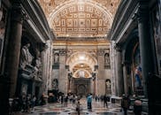 大教堂内部华丽，壮丽的景色展示了拱门、雕塑和装饰元素