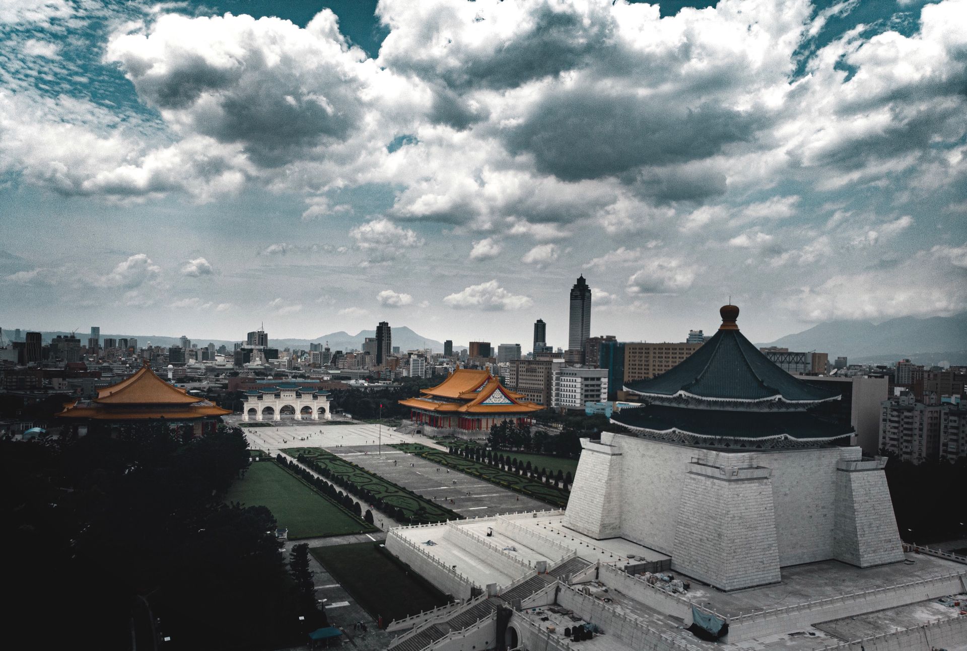 Taipei'de Tayvan parlamentosu binası ve şehir silüeti.