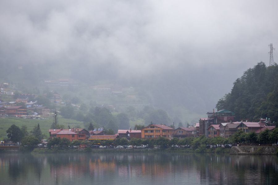 Sisli bir sabahta Uzungöl ve göl kenarındaki evler