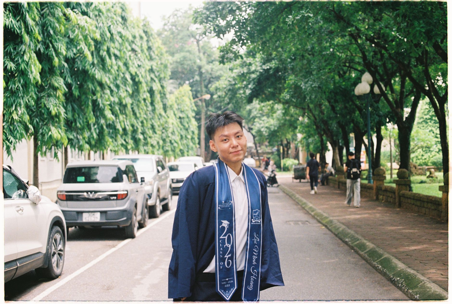 밤의 메트라이프 스타디움 주변에서 2026 월드컵 결승전을 기다리는 팬들이 깃발을 흔드는 장면