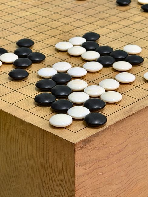 圍棋棋盤上黑白棋子對弈局面