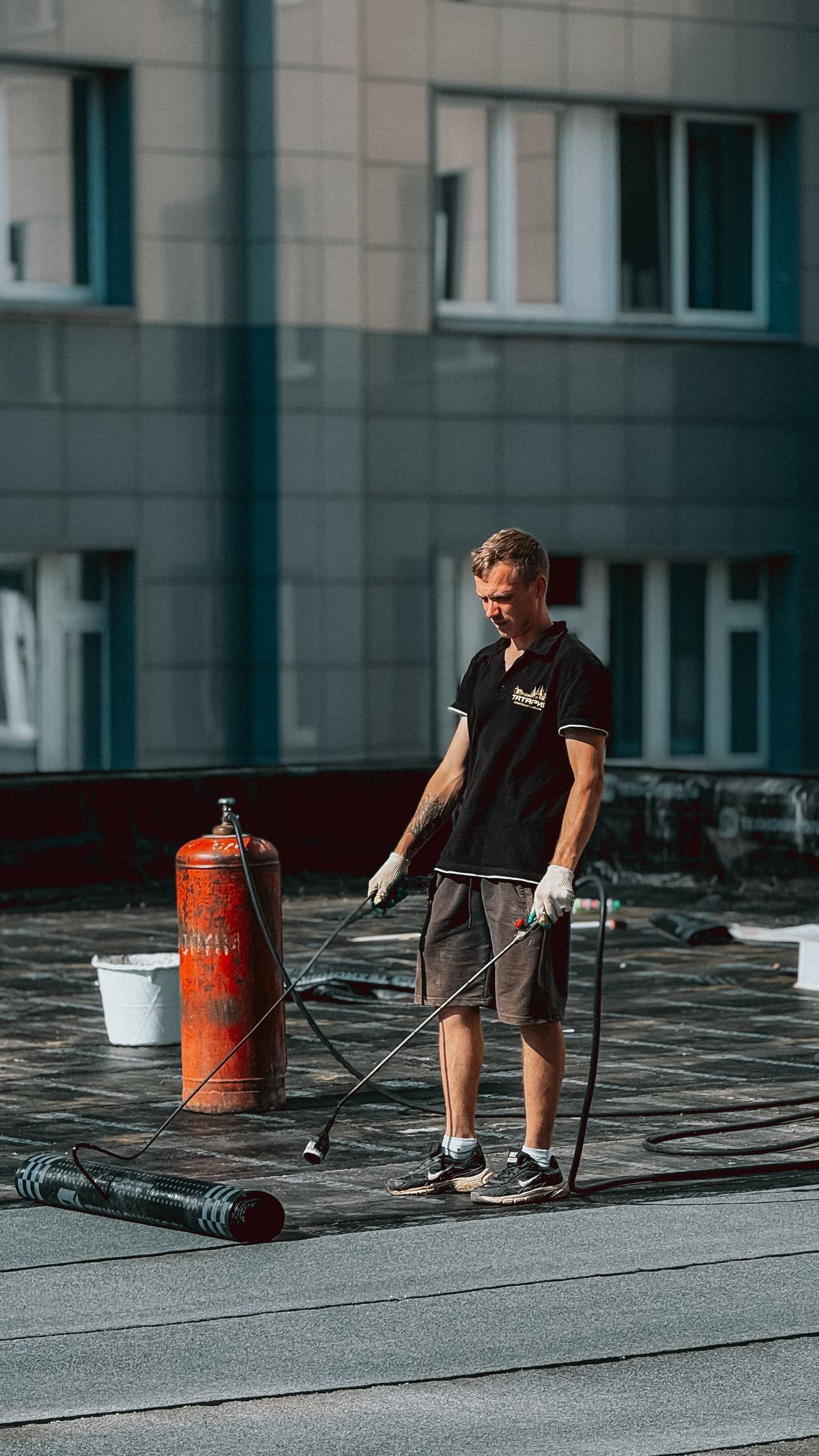 Cách chống thấm sân thượng bằng màng khò nóng