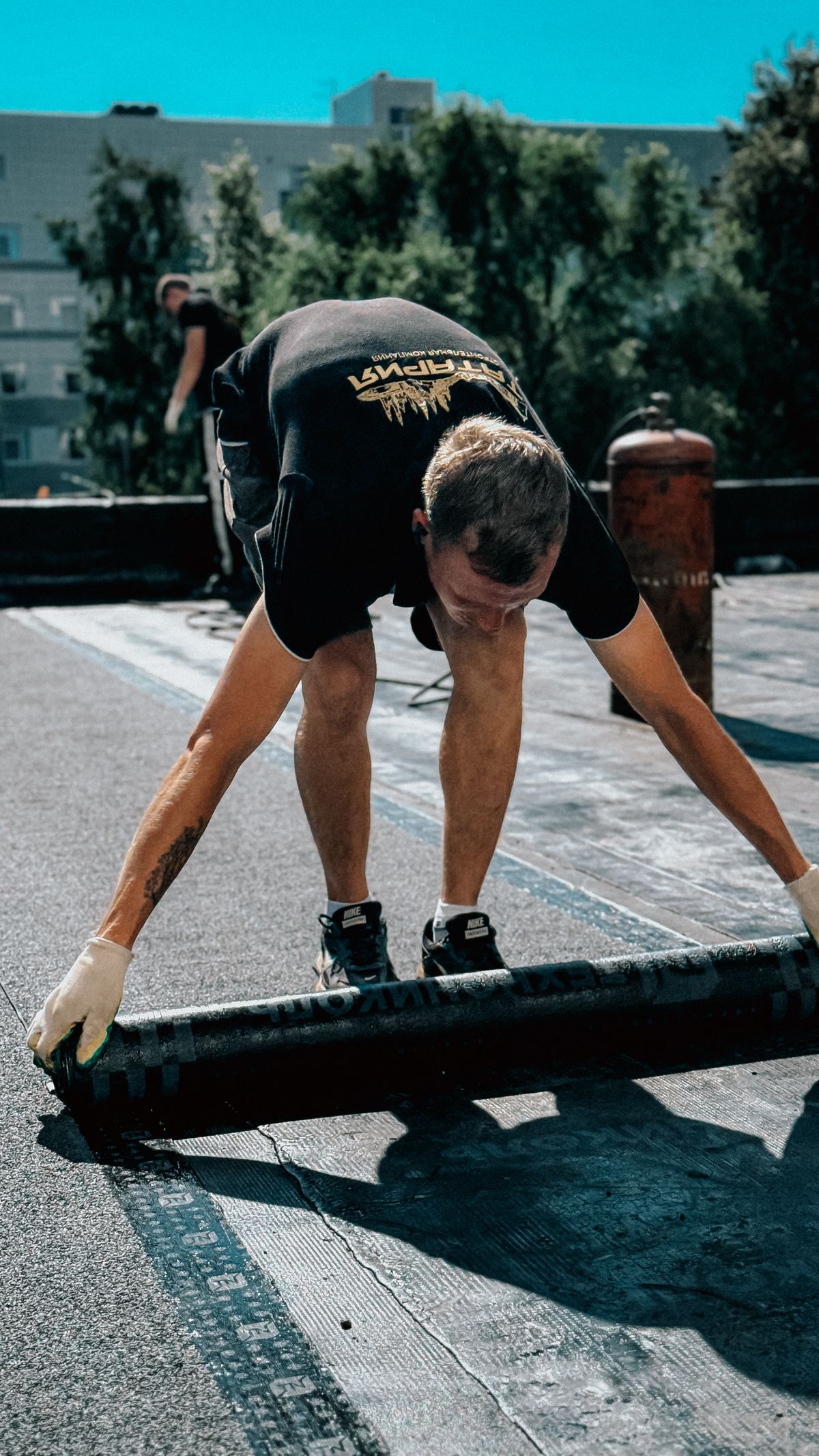 Cách chống thấm sân thượng bằng màng chống thấm trên sàn phẳng