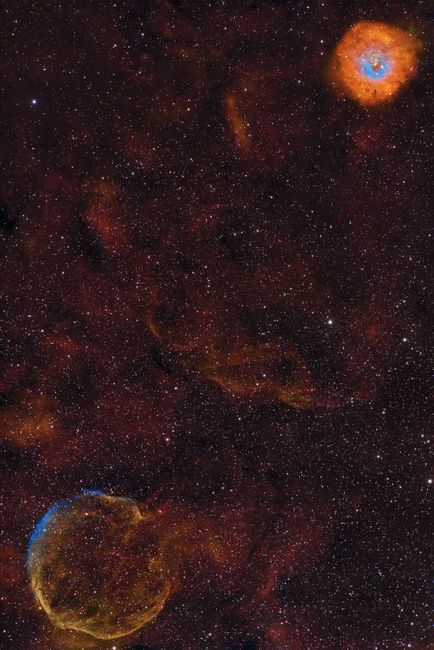 Fotomural Impresionante fotografía de un cielo estrellado que muestra vibrantes nebulosas flotando en el universo.