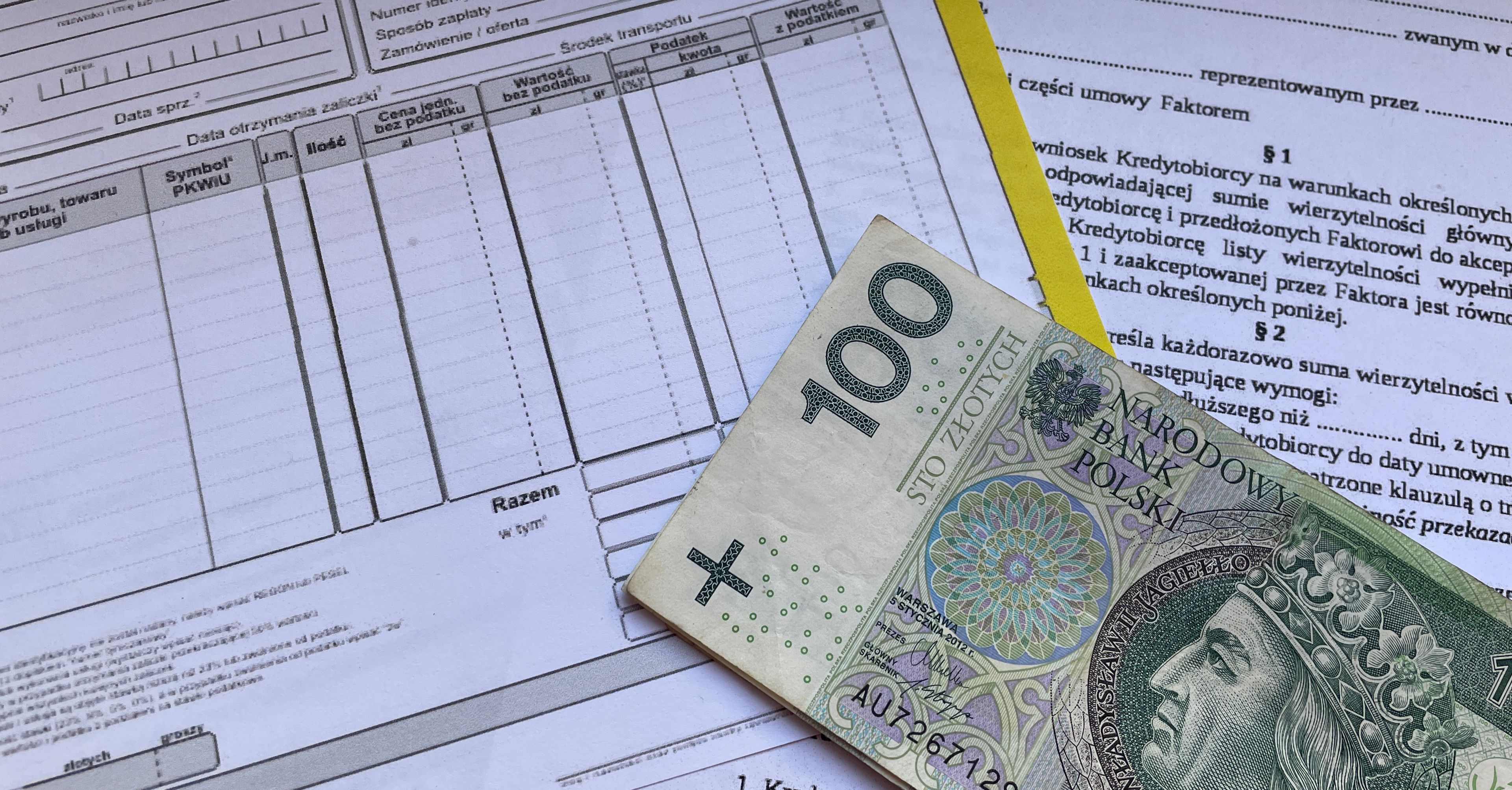 Dokumenty i banknoty na stole
