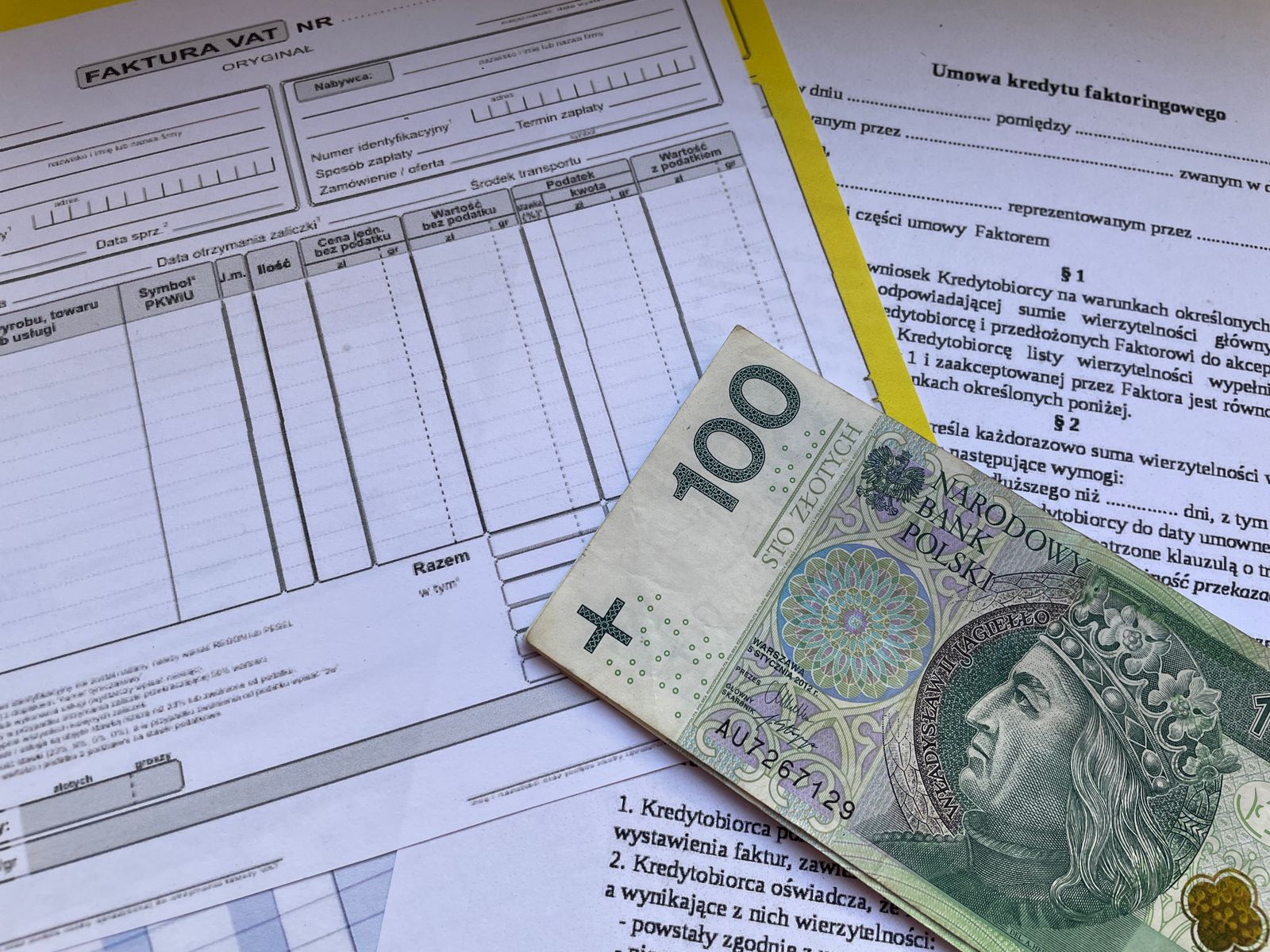Polskie złote i dokumenty finansowe na biurku