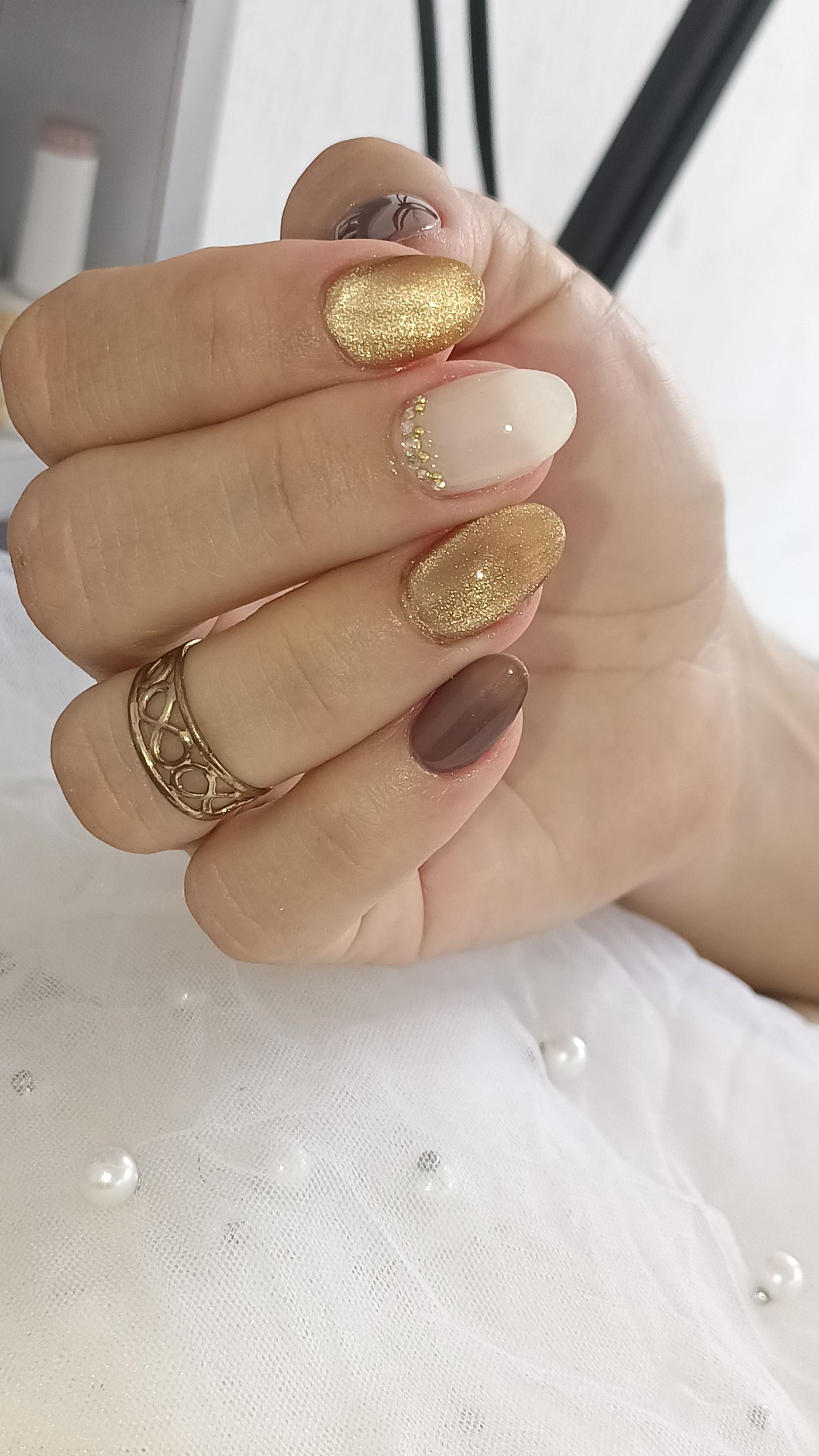 Champagne shimmer manicure reference