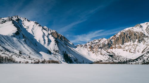 Kostenlos Schneebedeckter Berg Unter Blauem Himmel Stock-Foto