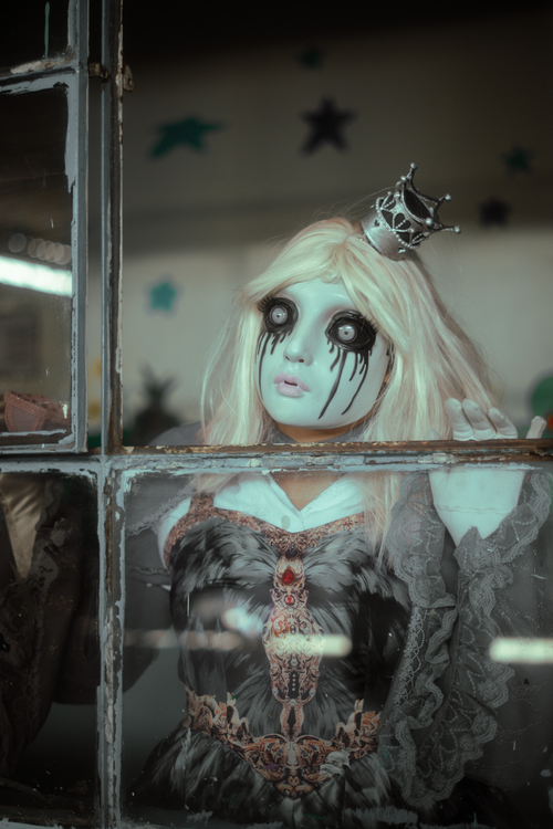 Free Eerie portrait of a gothic doll with porcelain mask and crown, evoking dark fantasy. Stock Photo