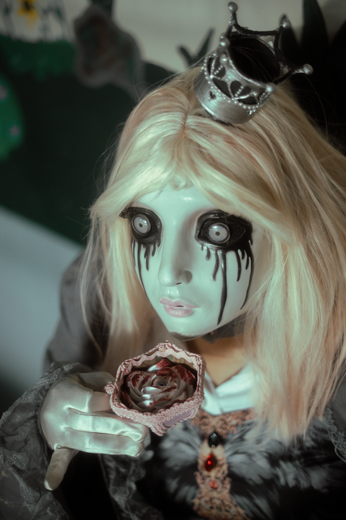 Free An eerie gothic doll with a porcelain mask and crown, creating a haunting fantasy aesthetic. Stock Photo