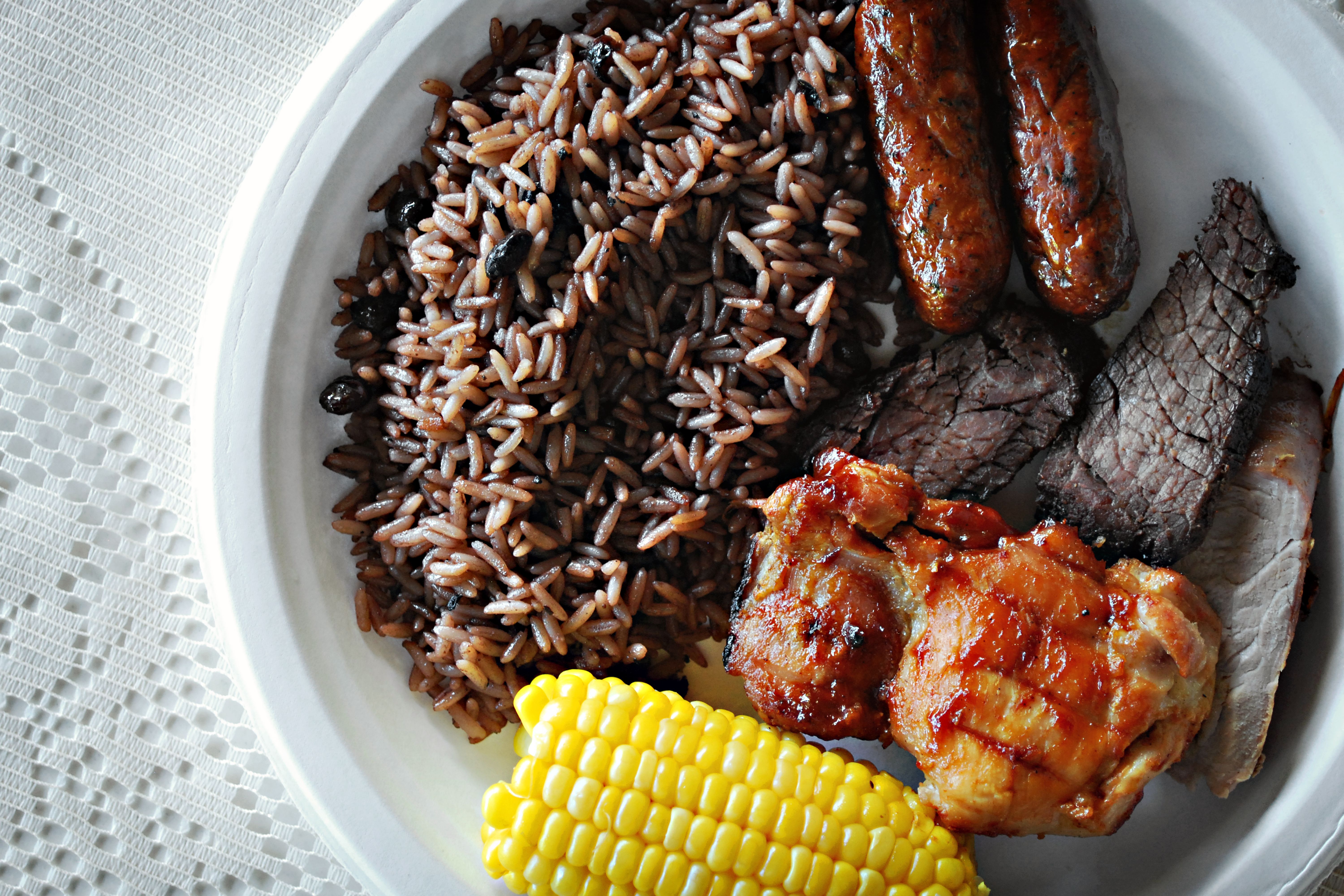Plat de poulet jerk caribéen avec plantains