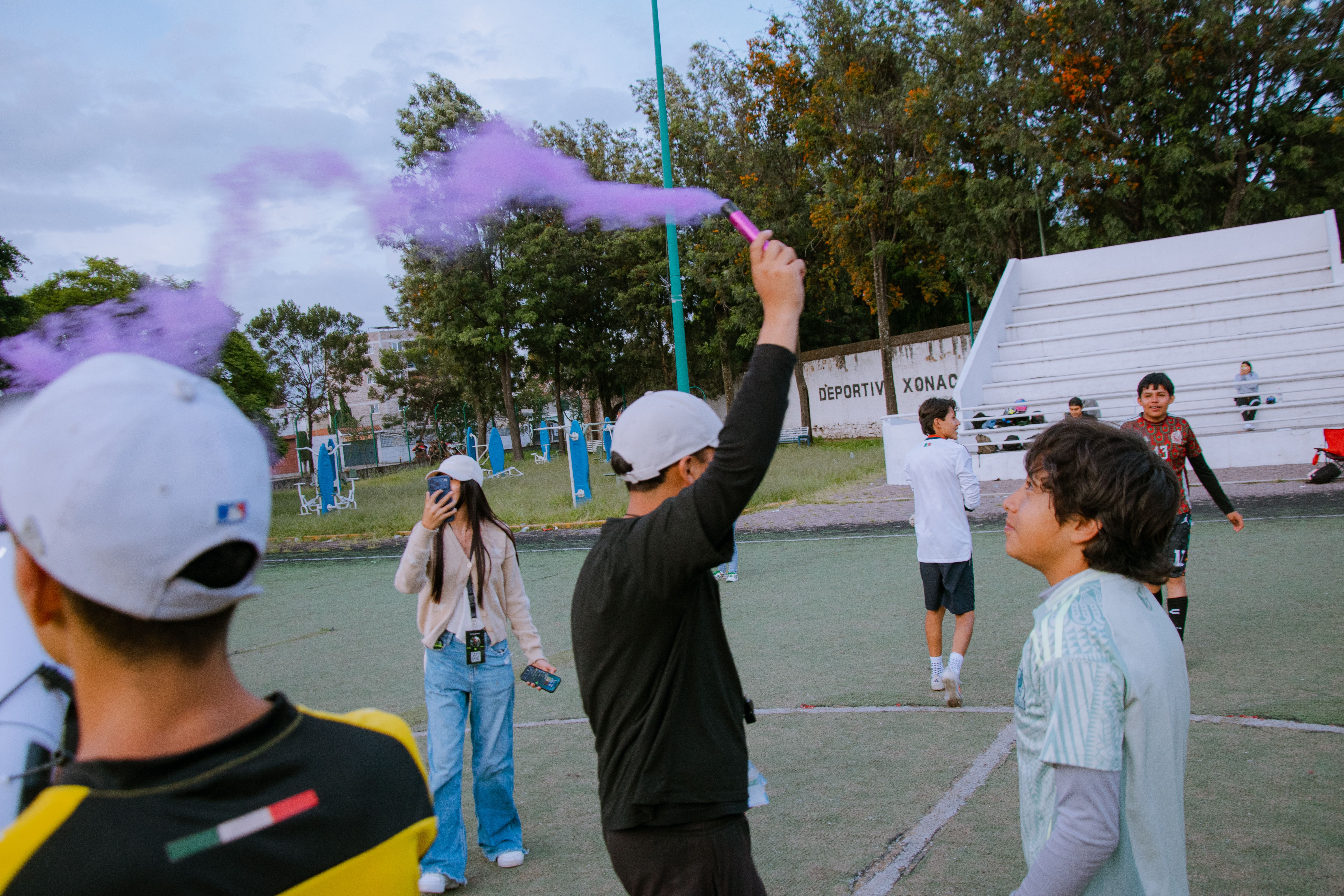 维拉季前赛时，有曼联球迷拿着曼联球衣找林德洛夫签名｜电竞牛首页（封面配图）