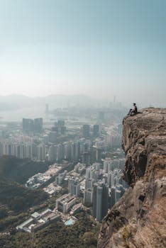 从香港城市天际线的悬崖上，可以欣赏到壮丽的景色，并捕捉到一种冒险的感觉