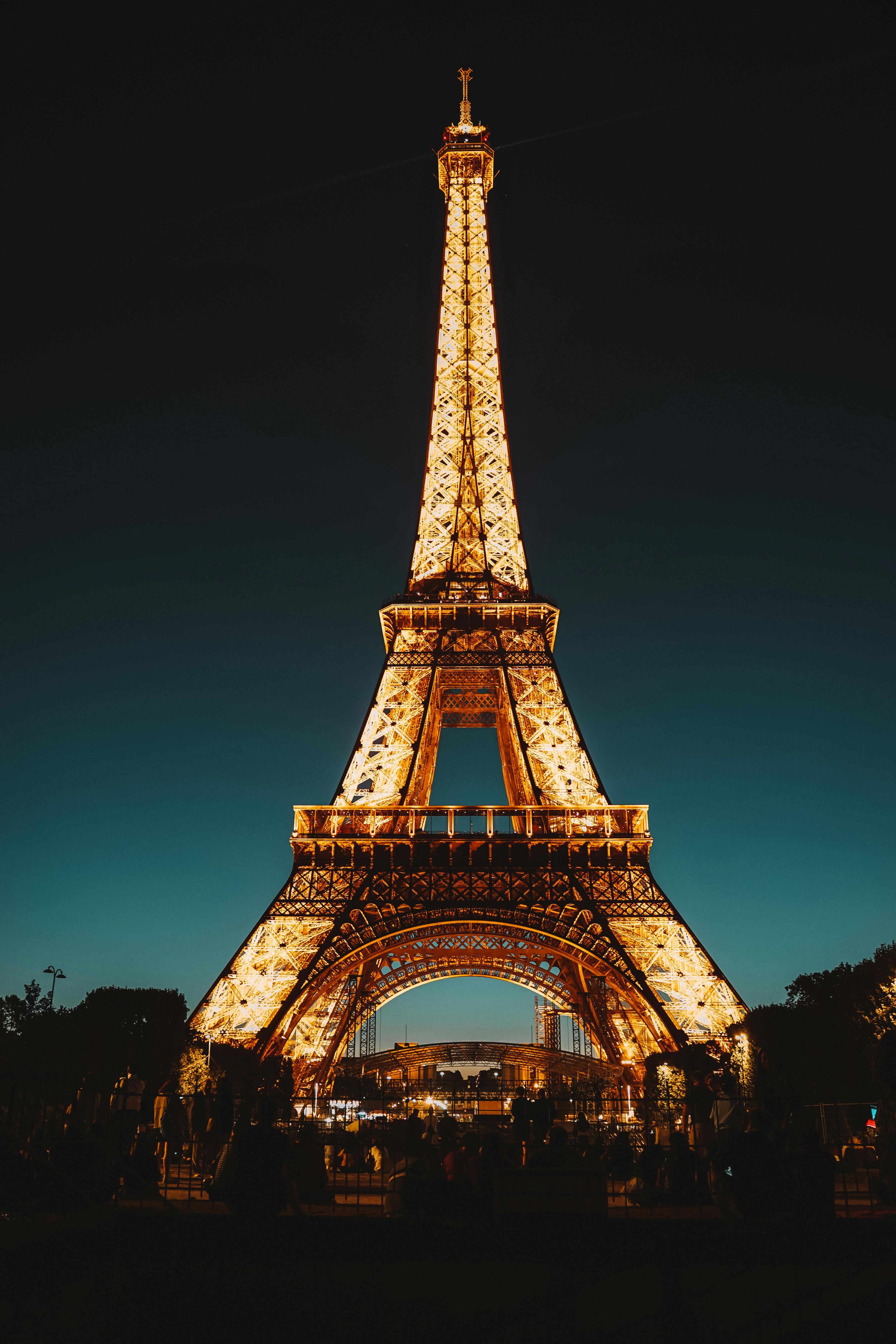 Hình nền Nền Kết Xuất 3d Của Mô Hình Tháp Eiffel được Chiếu Sáng Bằng đèn  Nền Trên Bức Tường Tối Nền, Tour Eiffel, Paris, Tháp Eiffel Background  Vector để tải xuống