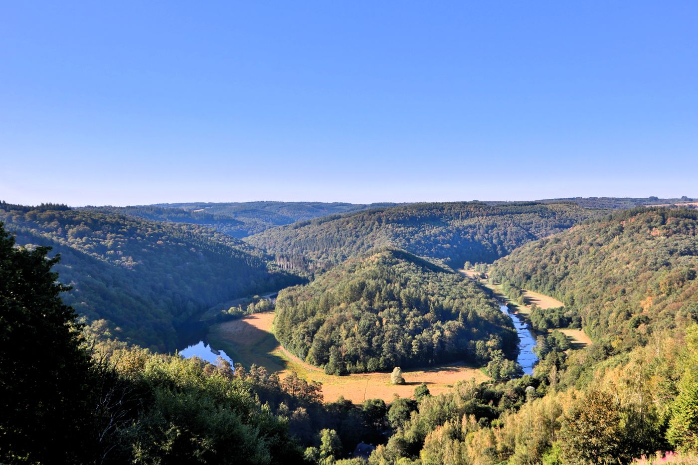 Panorama sur un méandre de la Semois près de Bouillon en Belgique
