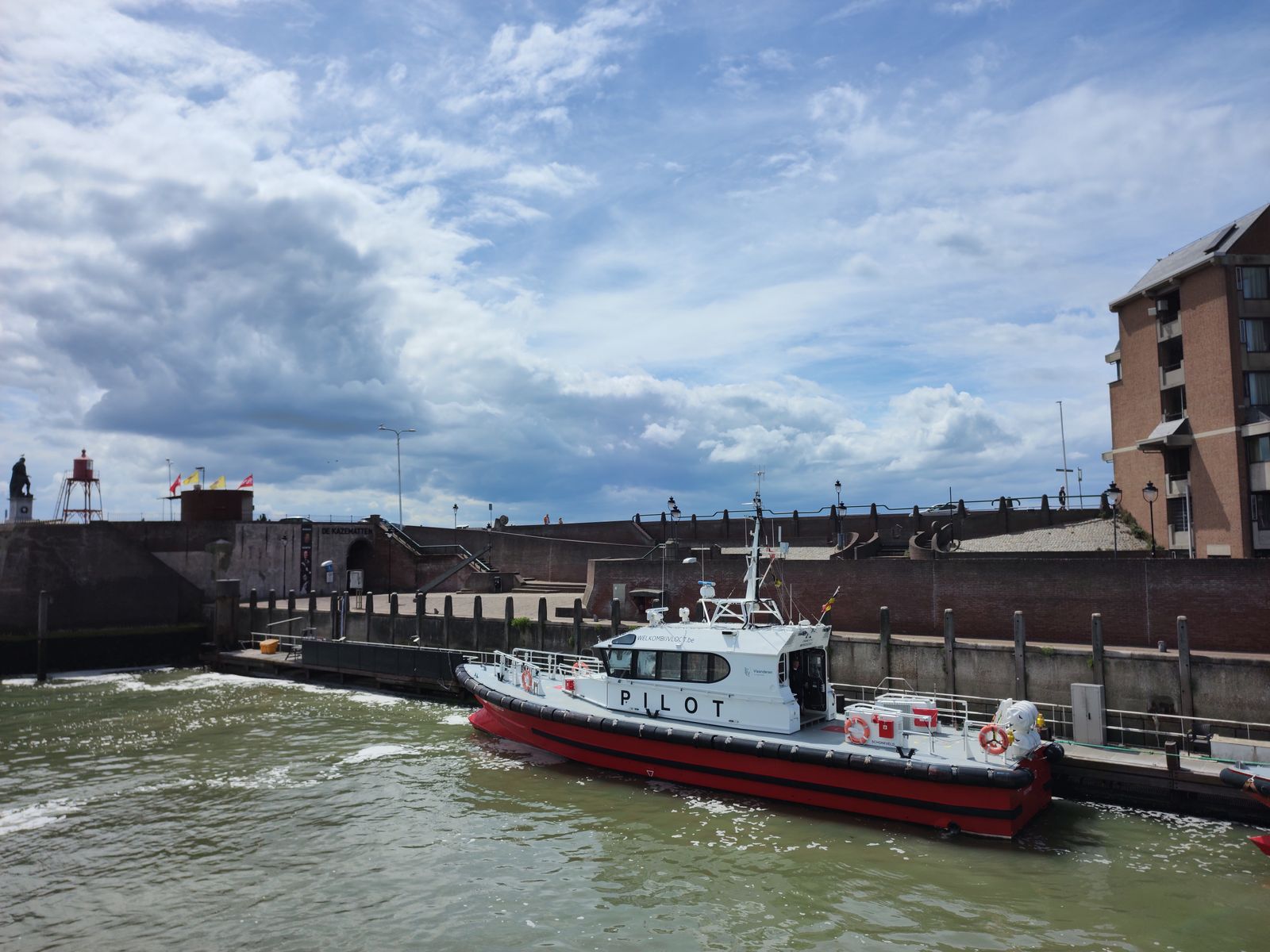 Naar de overkant met de fiets in de boot
