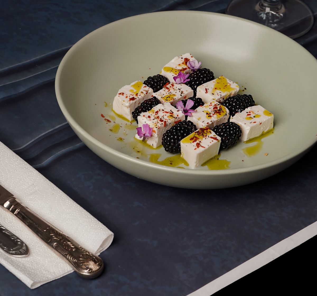 Galets de feta et olives au sésame