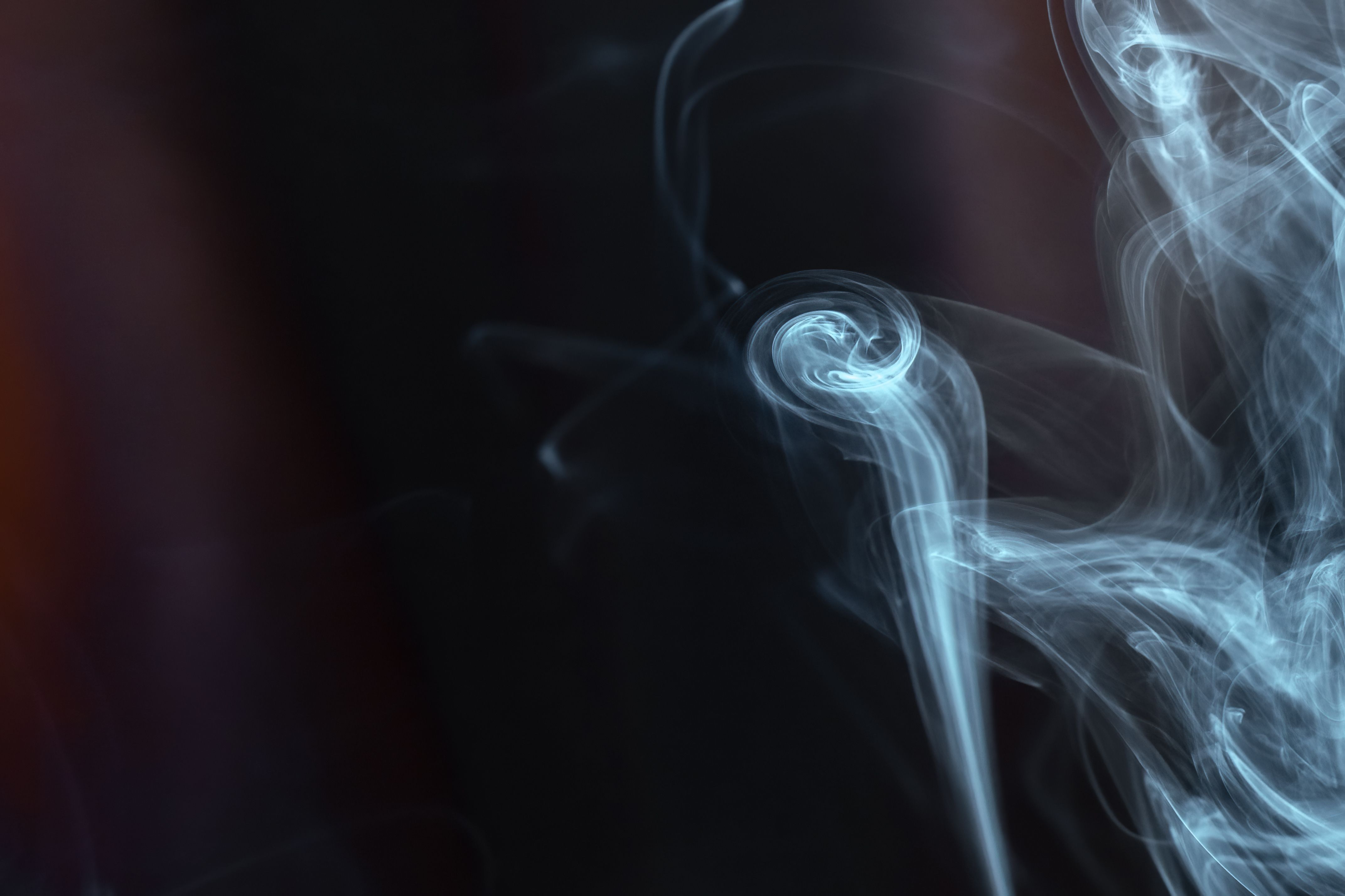 Fotomural Etéreos patrones de humo sobre un fondo oscuro, perfectos para proyectos creativos.