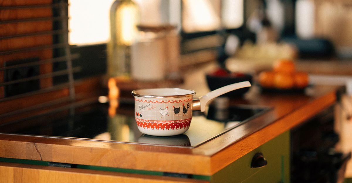 Um ambiente de cozinha acolhedor com um vaso decorativo sobre uma bancada de madeira.