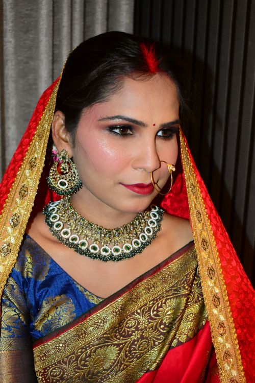 Free Portrait of a woman in vibrant traditional Indian saree and jewelry. Stock Photo