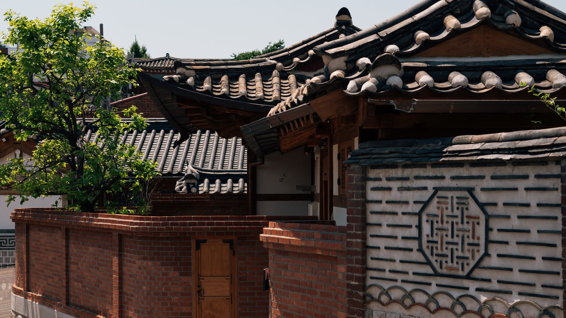 Arsitektur rumah hanok Korea dengan dinding dan atap tradisional di Seoul