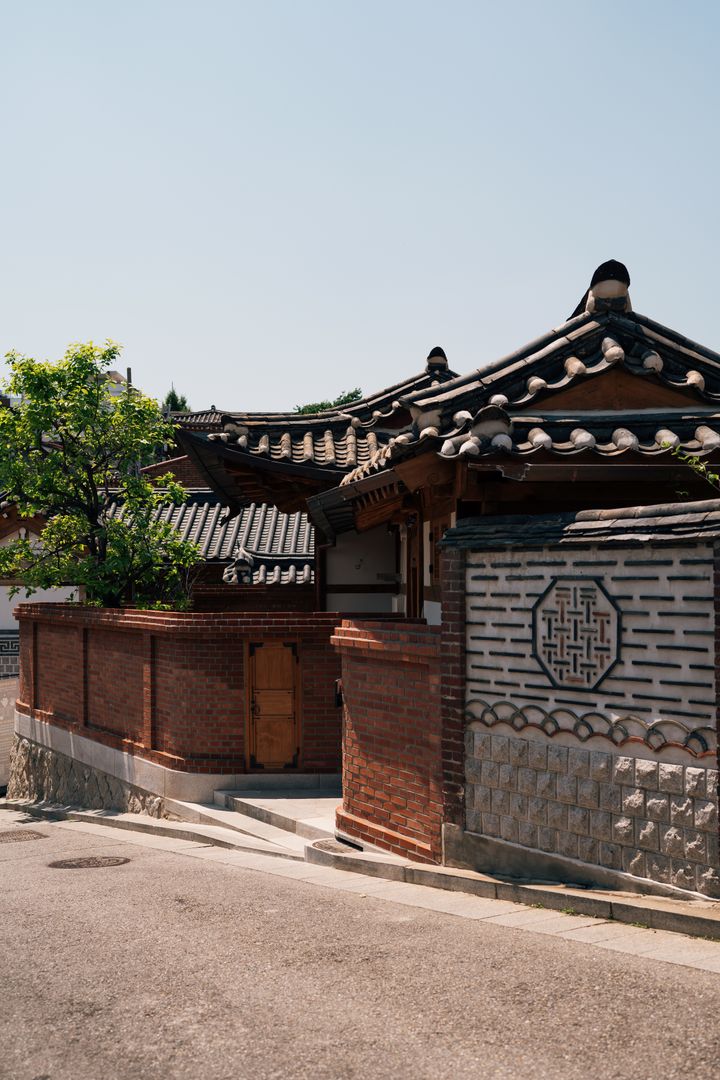 Arsitektur rumah hanok Korea dengan dinding dan atap tradisional di Seoul