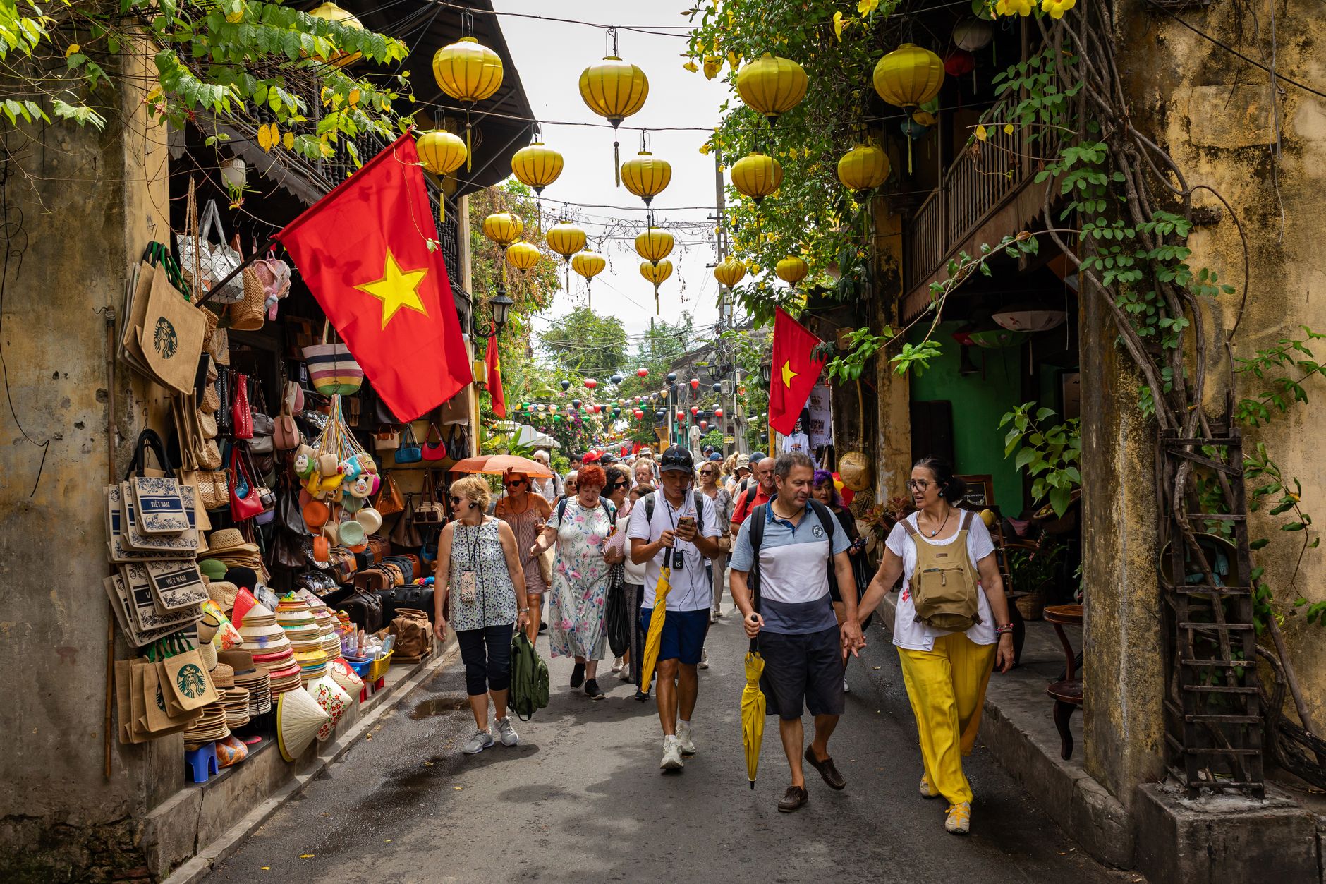 Vibrant street market in Đà Nẵng, Vietnam, bustling with tourists and colorful lanterns.