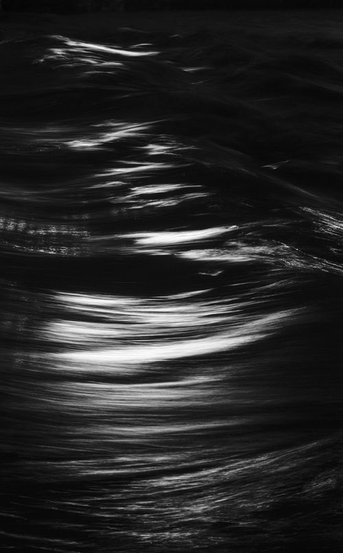 Free Calm black and white ocean waves create a serene and artistic abstract scene. Stock Photo