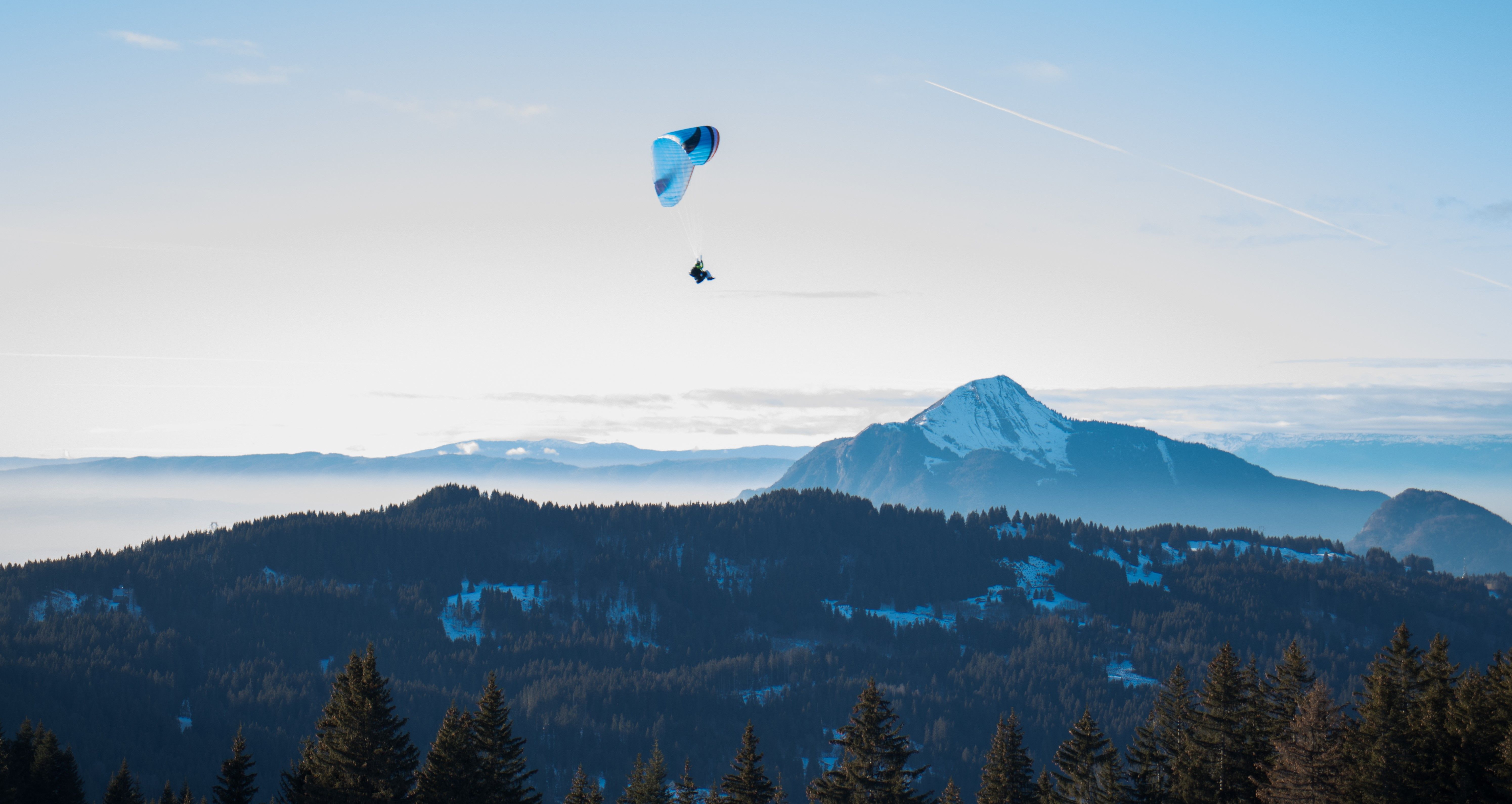 Parapantist deasupra Alpilor francezi lângă Chamonix Mont Blanc iarna
