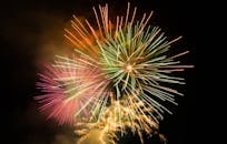 夜空中，绚丽的烟花绽放，庆祝着某个盛事