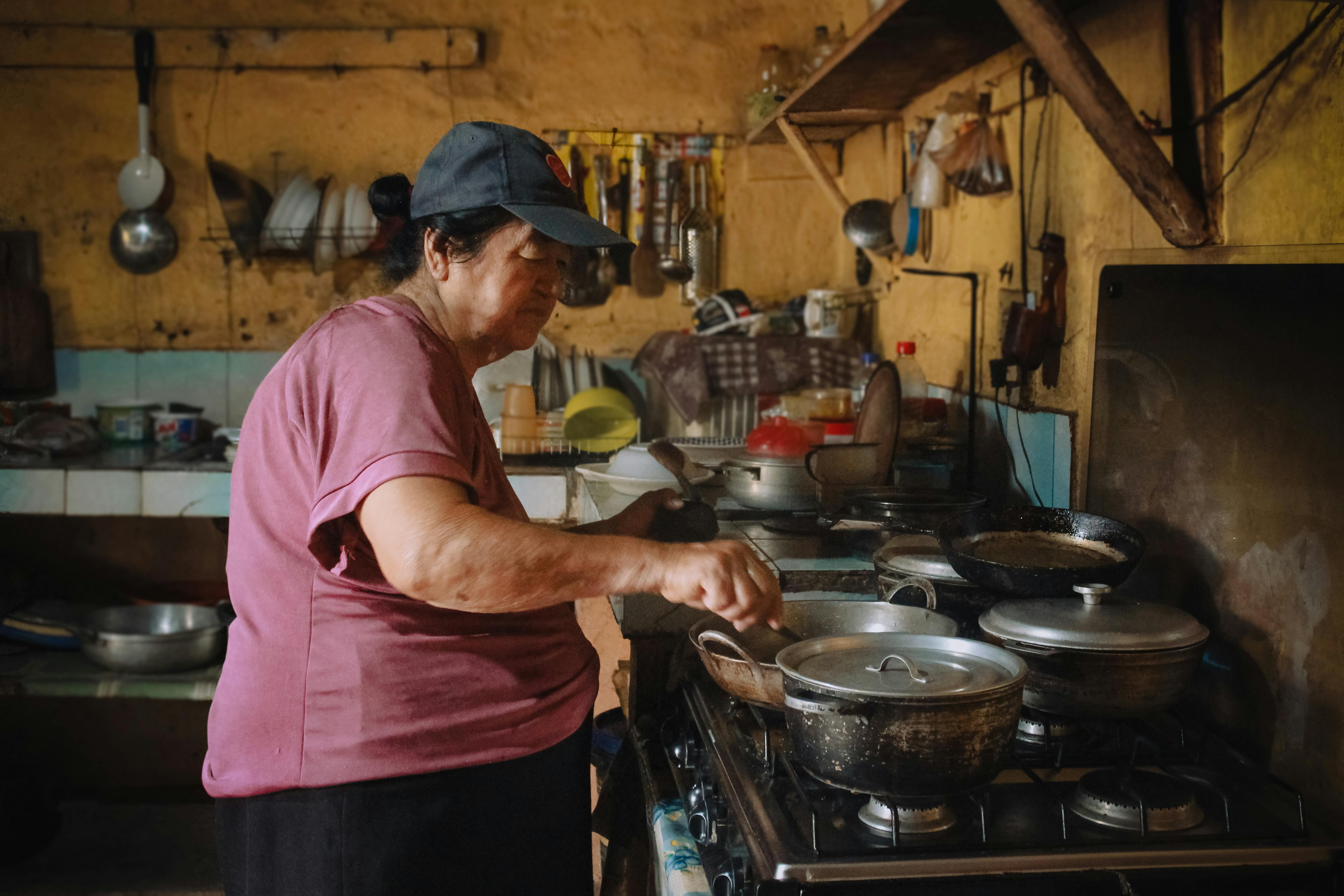 Foto de stock sobre batería de cocina, cocinando, estufa, mujer, persona, de cocina
