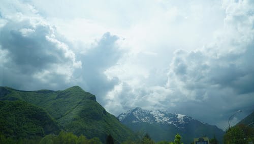 Бесплатное стоковое фото с вершина горы, горные вершины, плотные облака