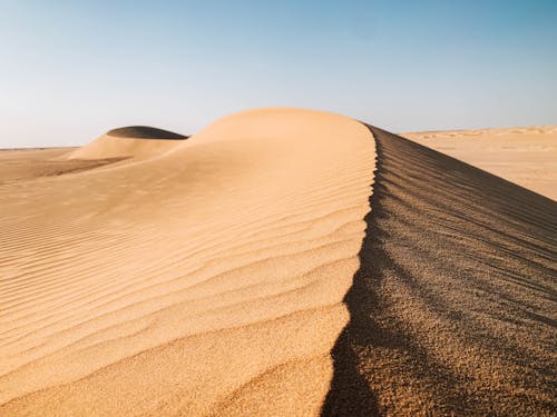 Brauner Sand Unter Blauem Himmel