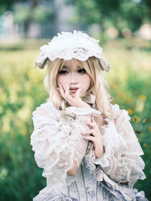 Free Victorian-inspired attire portrait with floral elements, outdoors in natural light. Stock Photo