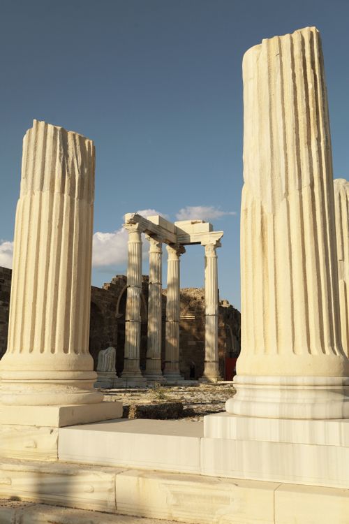 Free Majestic ancient columns in the historic ruins of Side, Antalya, Türkiye, under a clear blue sky. Stock Photo