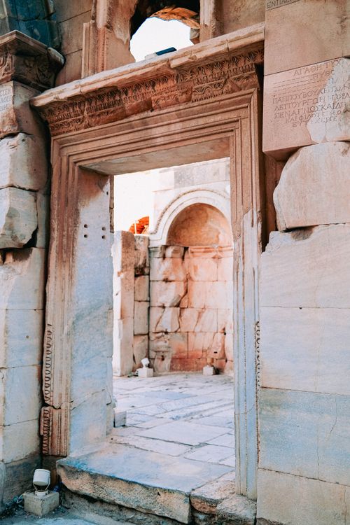 Free A captivating view of the ancient ruins at Ephesus, showcasing timeless architecture in İzmir, Türkiye. Stock Photo
