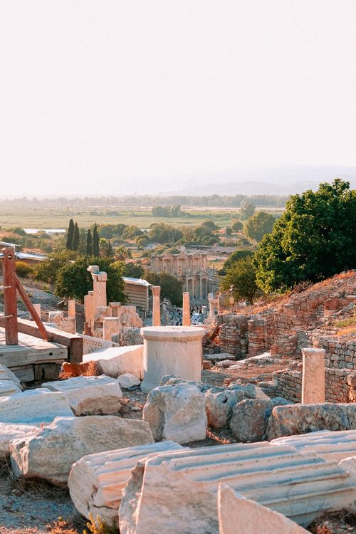 Free Explore the ancient ruins of Ephesus with a scenic view in İzmir, Türkiye. Stock Photo
