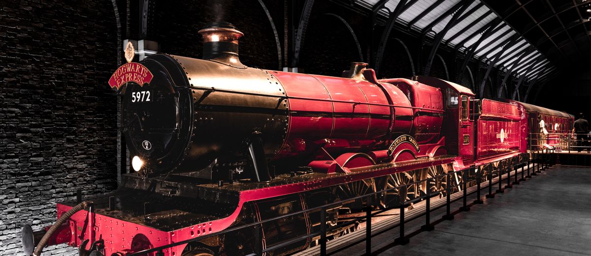 La locomotora del Expreso de Hogwarts en una recreación de su andén