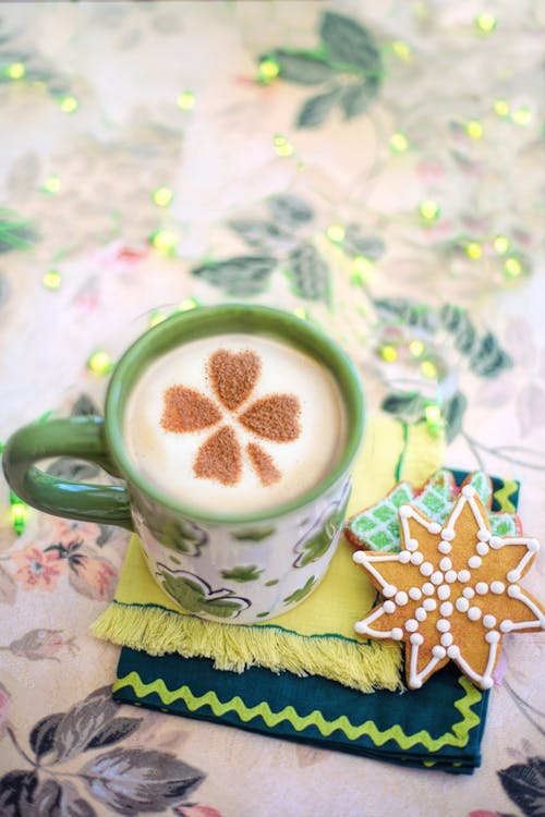 бело зеленая керамическая кружка с кофе
