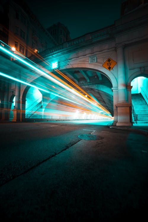 Gece Zamanında Yolda Arabaların Zaman Atlamalı Fotoğrafı