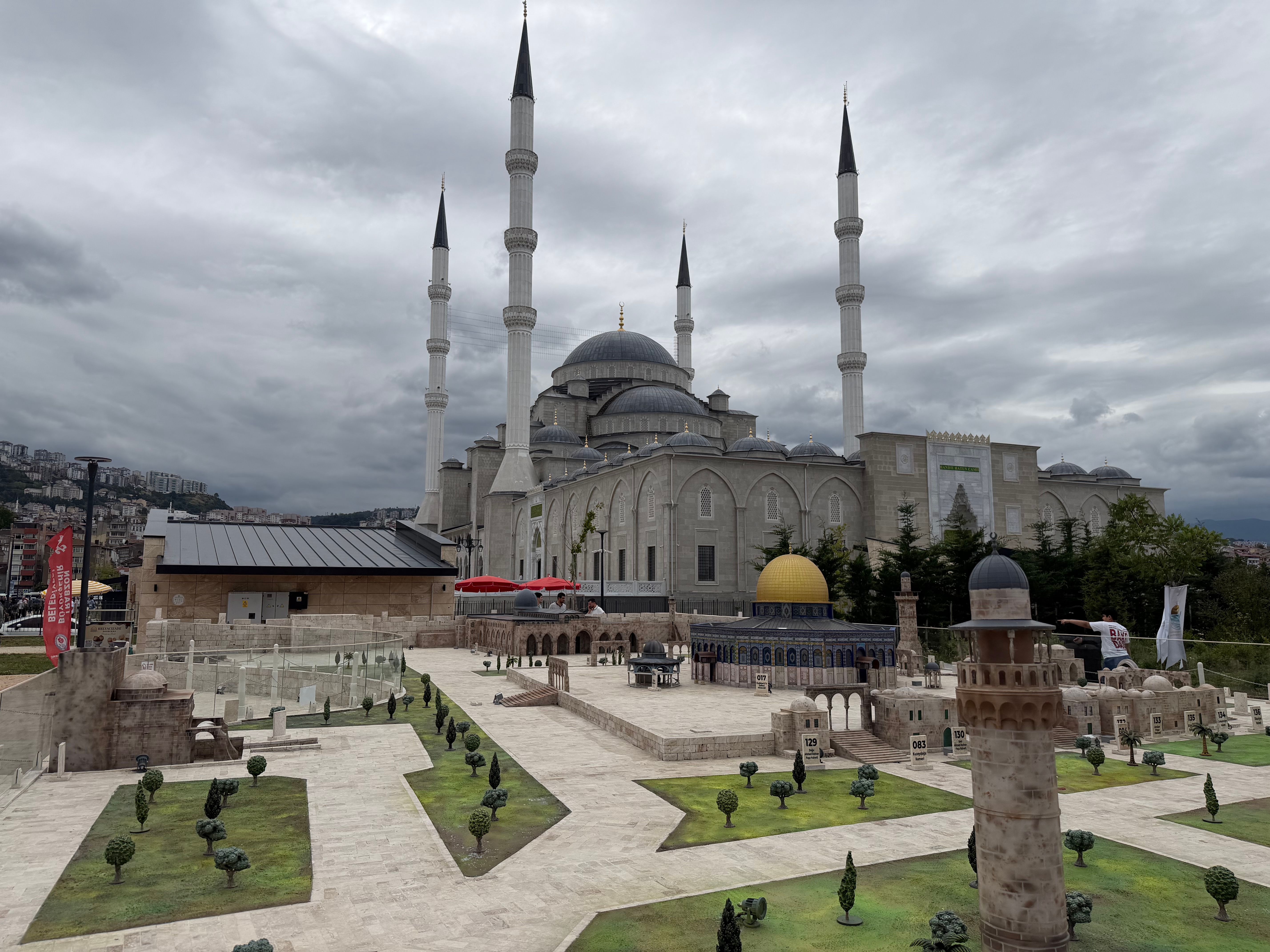 GTA 6'da Buzdolabı Detayı Neden İptal Edildi? - A breathtaking view of the Camlica Mosque with overcast skies in Istanbul, Turkey.