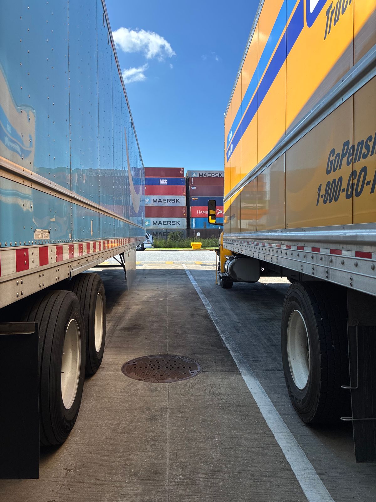 Trailers en containers in logistieke zone